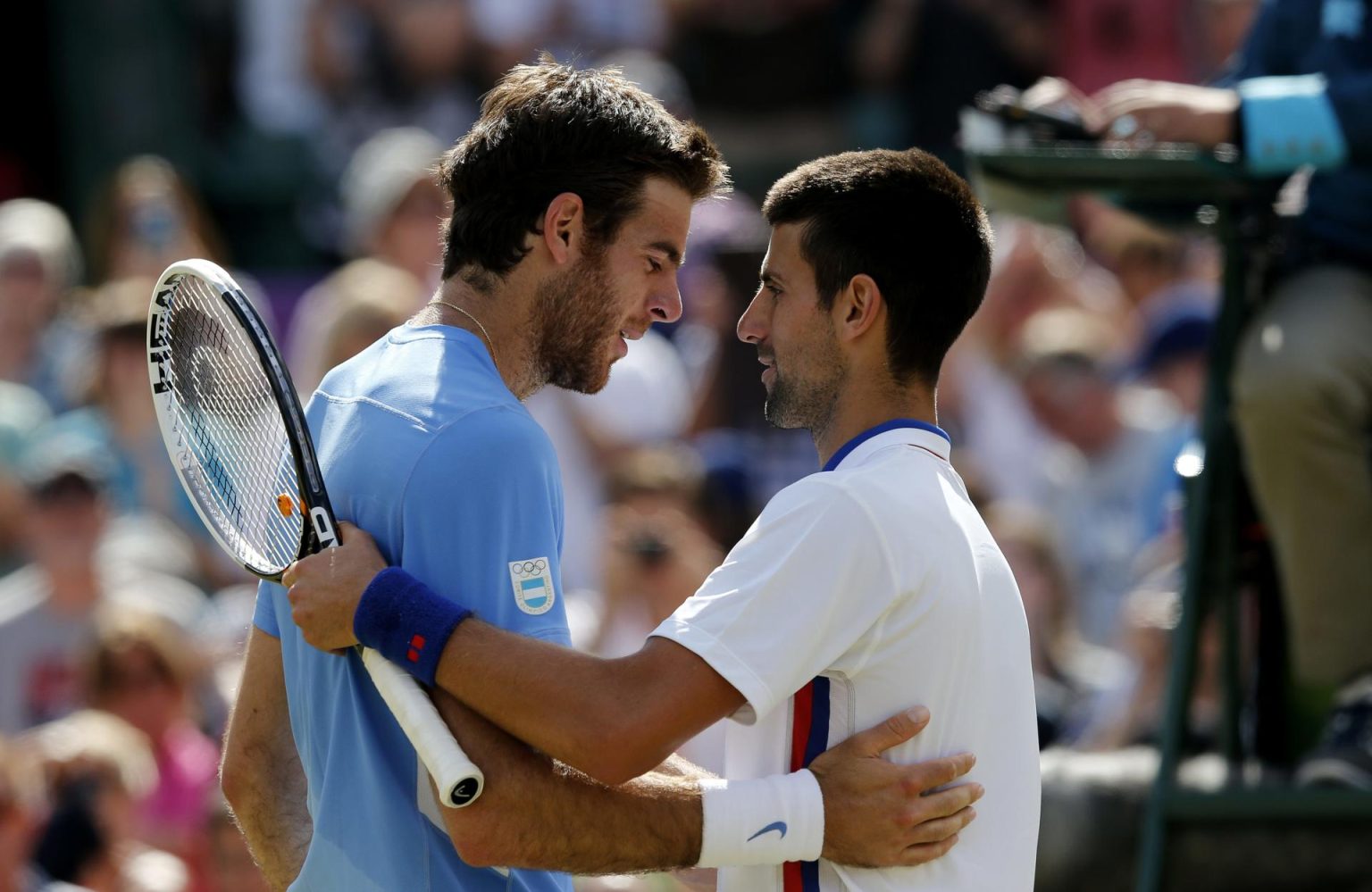 Foto de archivo tomada el 5 de agosto de 2012  al serbio Novak Djokovic (d) y el argentino Juan Martín del Potro tras el juego por la medalla de bronce de los Juegos Olímpicos de Londres ganado por 'Delpo'. EFE/Kai Försterling