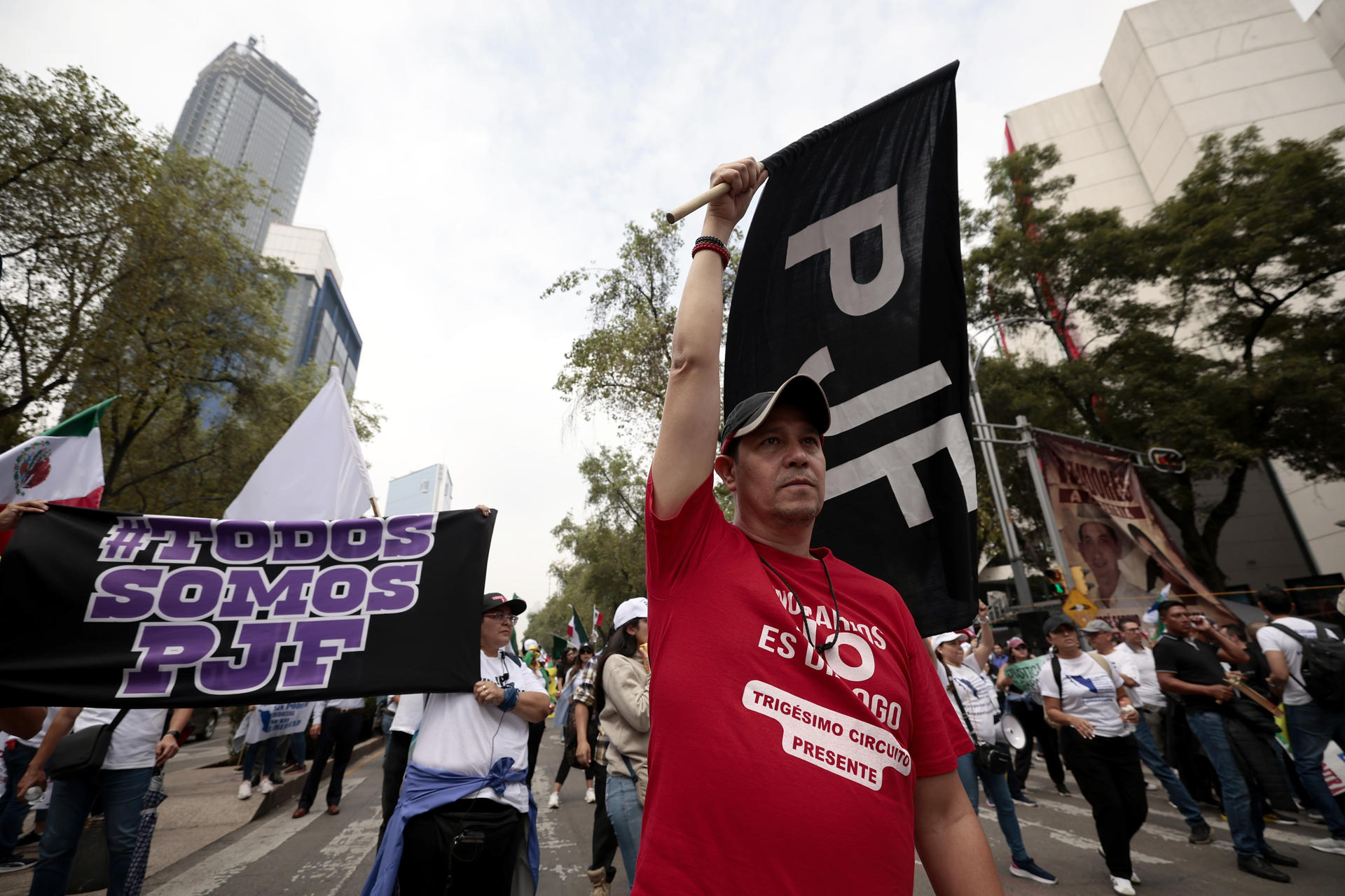 Personas protestan este martes ante la Cámara de Senadores para mostrarse en contra de la reforma judicial en Ciudad de México (México). EFE/José Méndez
