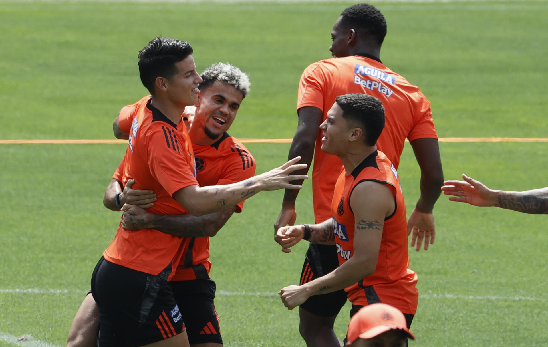 Con sofocante calor que ronda los 35 grados, como el pronosticado para este martes durante el partido contra Argentina, la selección de Colombia cumplió hoy su puesta a punto en la cancha del estadio Metropolitano de Barranquilla.  EFE/ Mauricio Dueñas Castañeda
