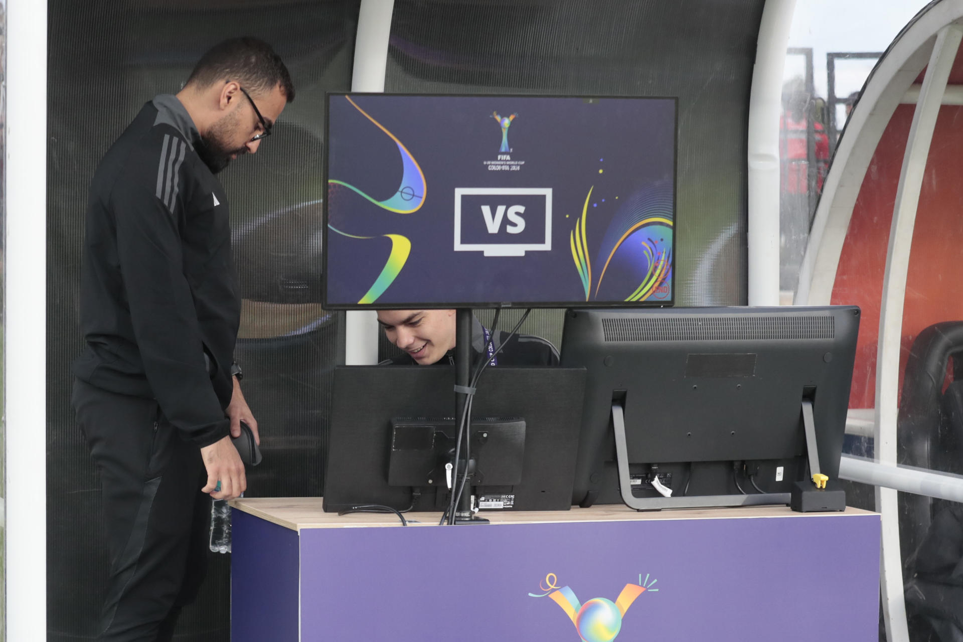 Fotografía del sistema de revisión de video (FSV) en un partido del grupo D de la Copa Mundial Femenina sub-20. EFE/ Carlos Ortega
