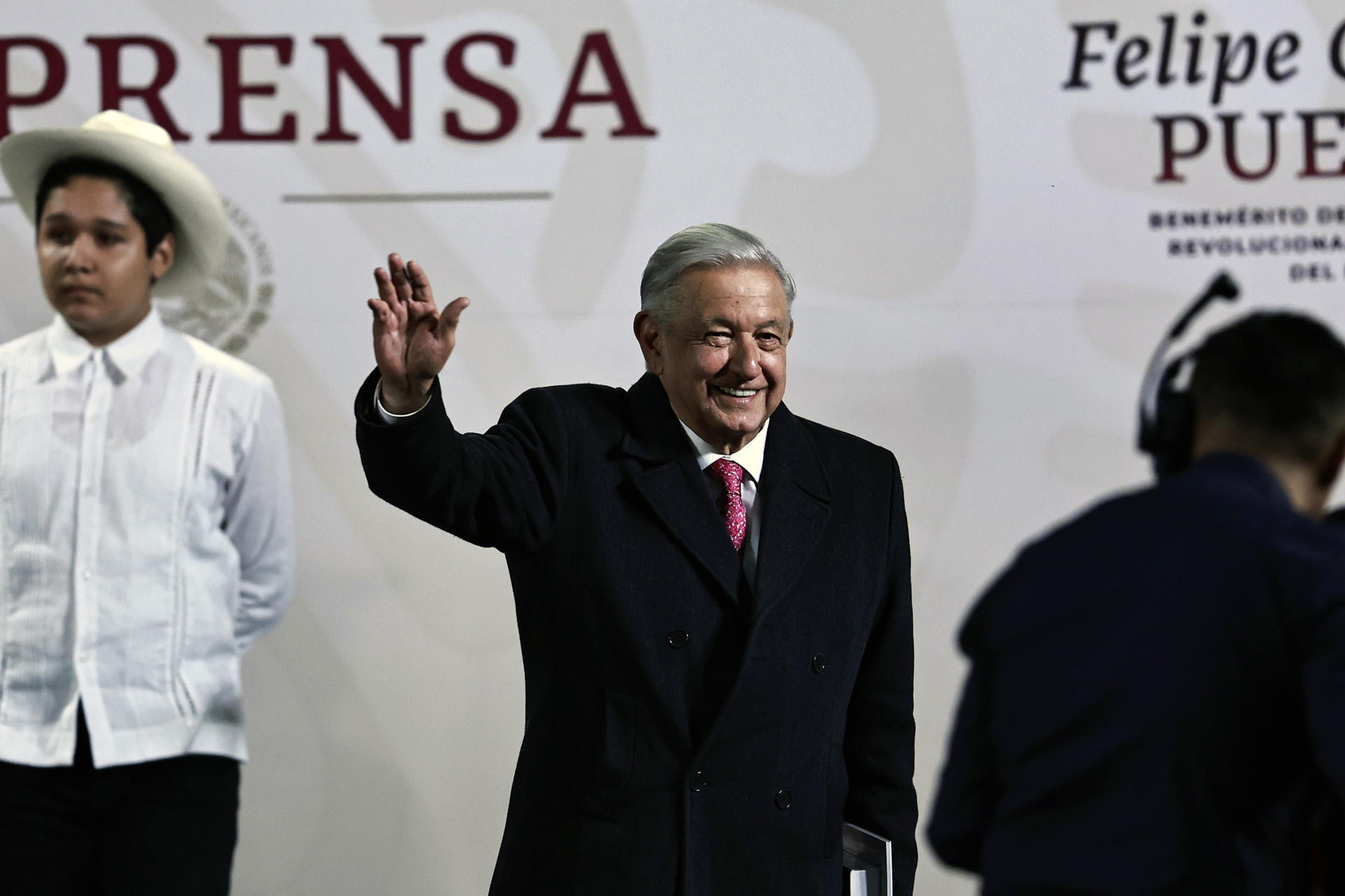 El presidente de México, Andrés Manuel López Obrador, se despide durante una rueda de prensa este lunes en el Palacio Nacional, en Ciudad de México (México). EFE/ Sáshenka Gutiérrez
