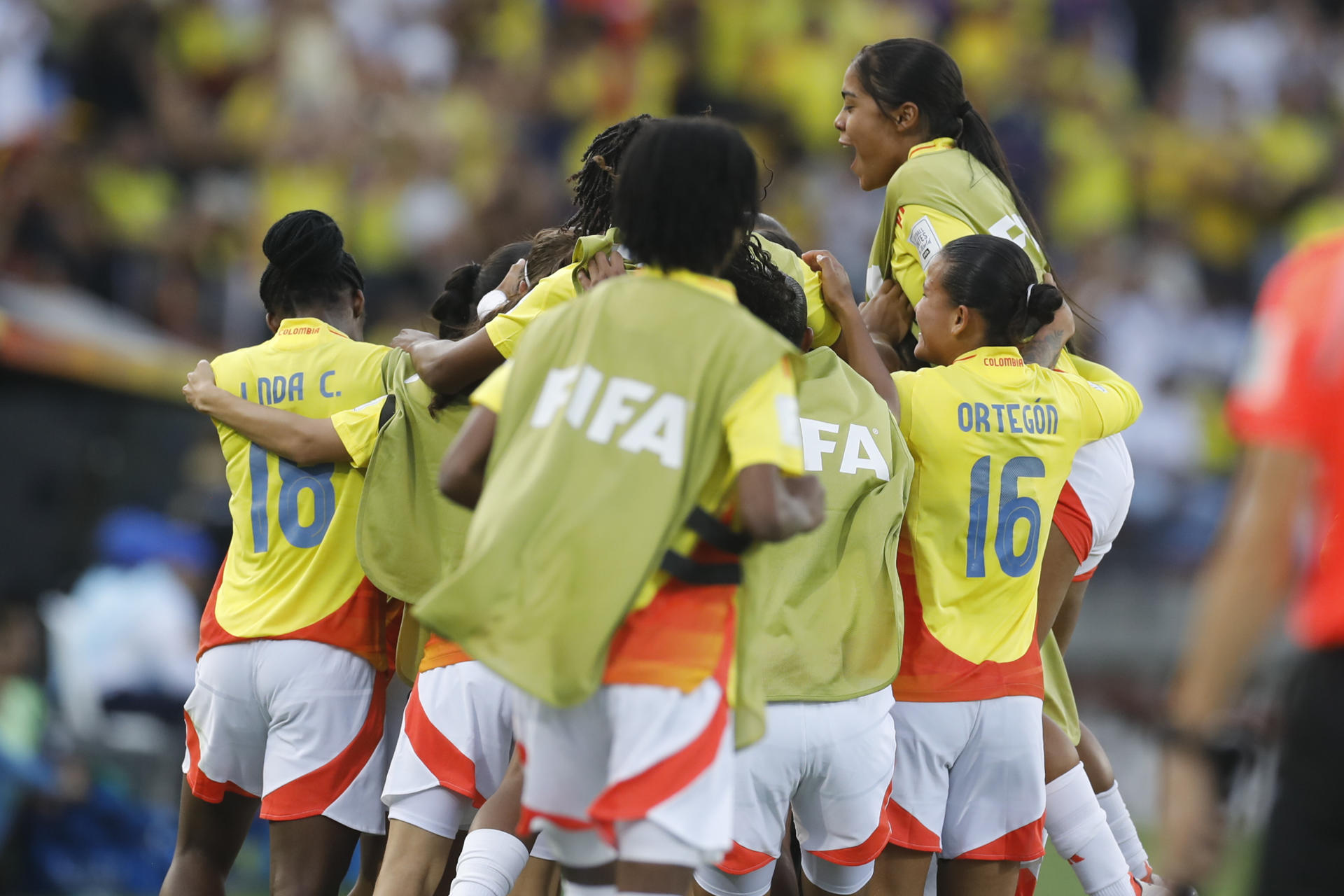 Jugadoras de Colombia celebran un gol de Mary Álvarez en un partido del grupo A de la Copa Mundial Femenina sub-20. EFE/ Luis Eduardo Noriega Arboleda
