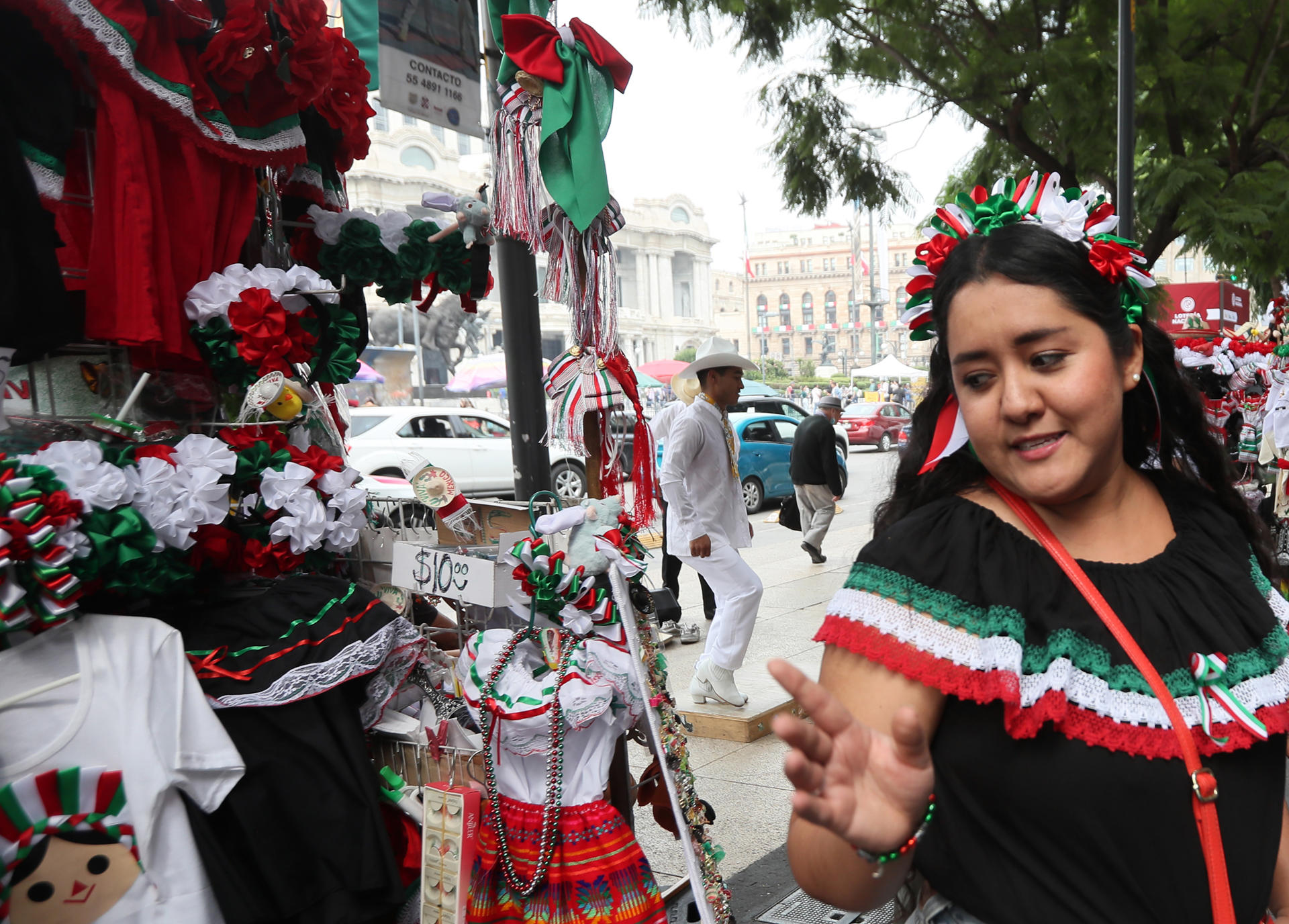 Una mujer observa accesorios con los colores patrios el 13 de septiembre de 2024, previo a la conmemoración del 224 aniversario de la independencia de México, en la Ciudad de México (México). EFE/Mario Guzmán
