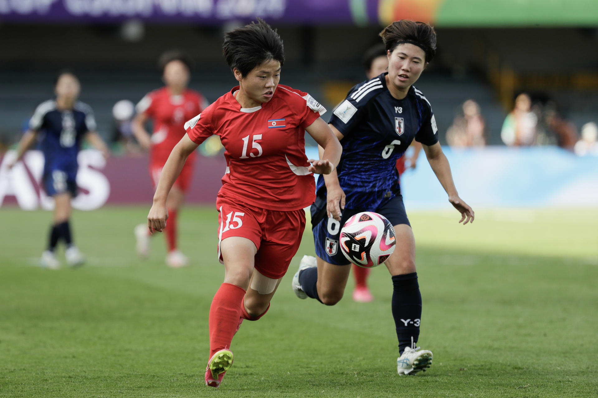 Choe Il-Son (i) de Corea del Norte disputa un balón con Rio Sasaki de Japón en la final de la Copa Mundial Femenina sub-20. EFE/ Carlos Ortega
