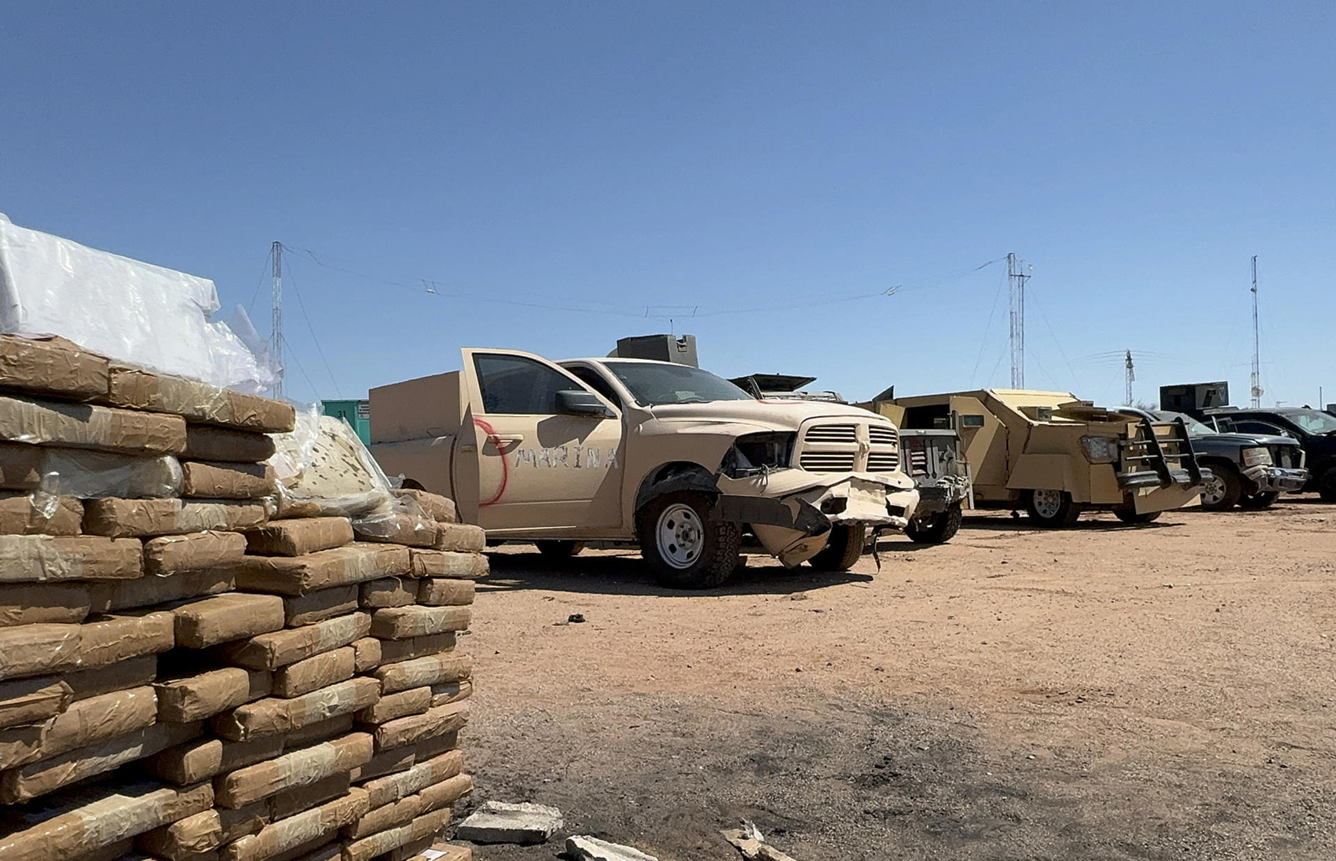 Vehículos con blindaje artesanal, decomisados por la Fiscalía General de la República (FGR), son destruidos el 13 de septiembre de 2024, en la ciudad de Hermosillo en Sonora (México). EFE/Daniel Sánchez
