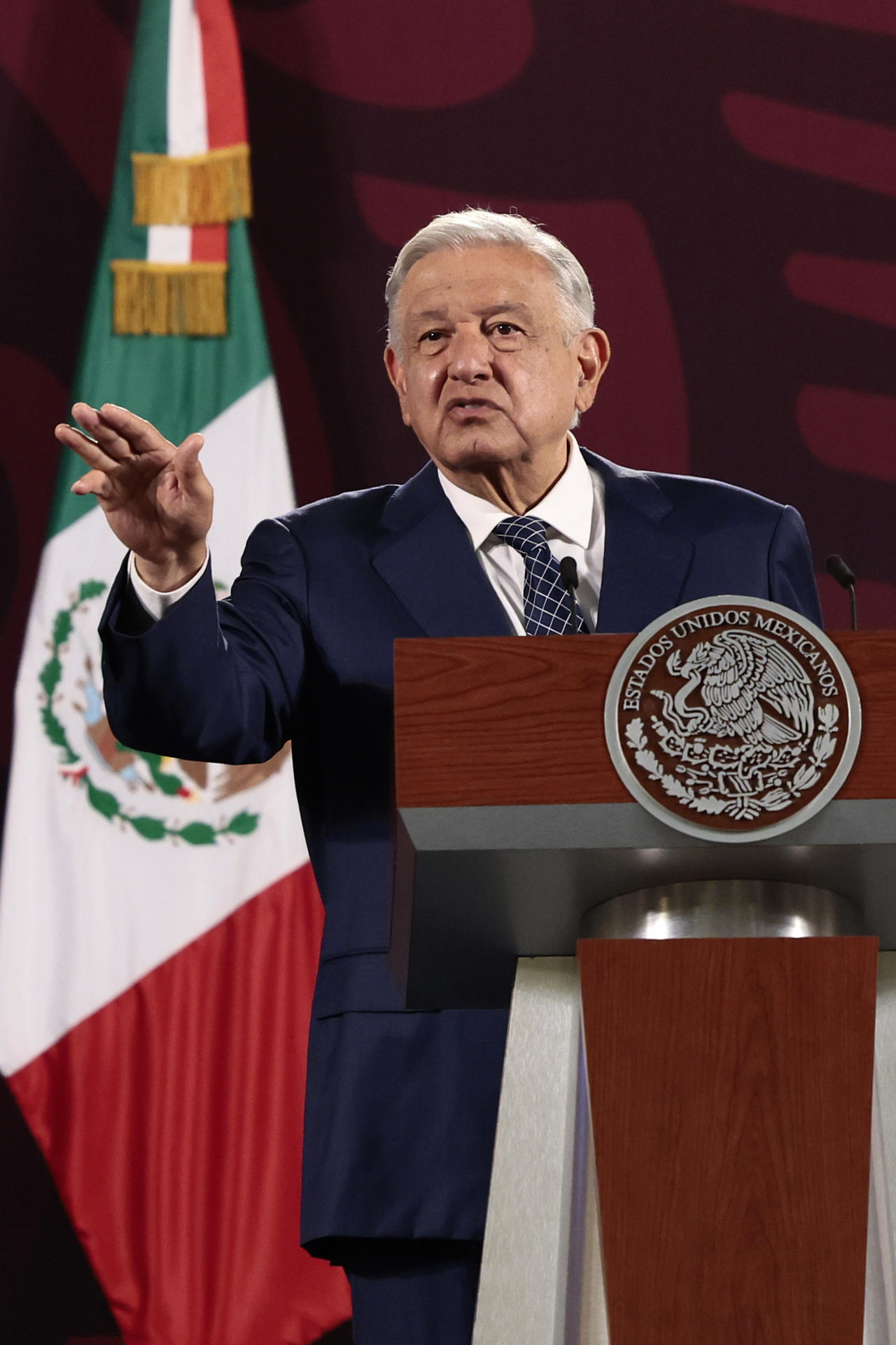 El presidente de México, Andrés Manuel López Obrador, participa este jueves, durante su conferencia de prensa matutina  en Palacio Nacional de la Ciudad de México (México). EFE/ José Méndez
