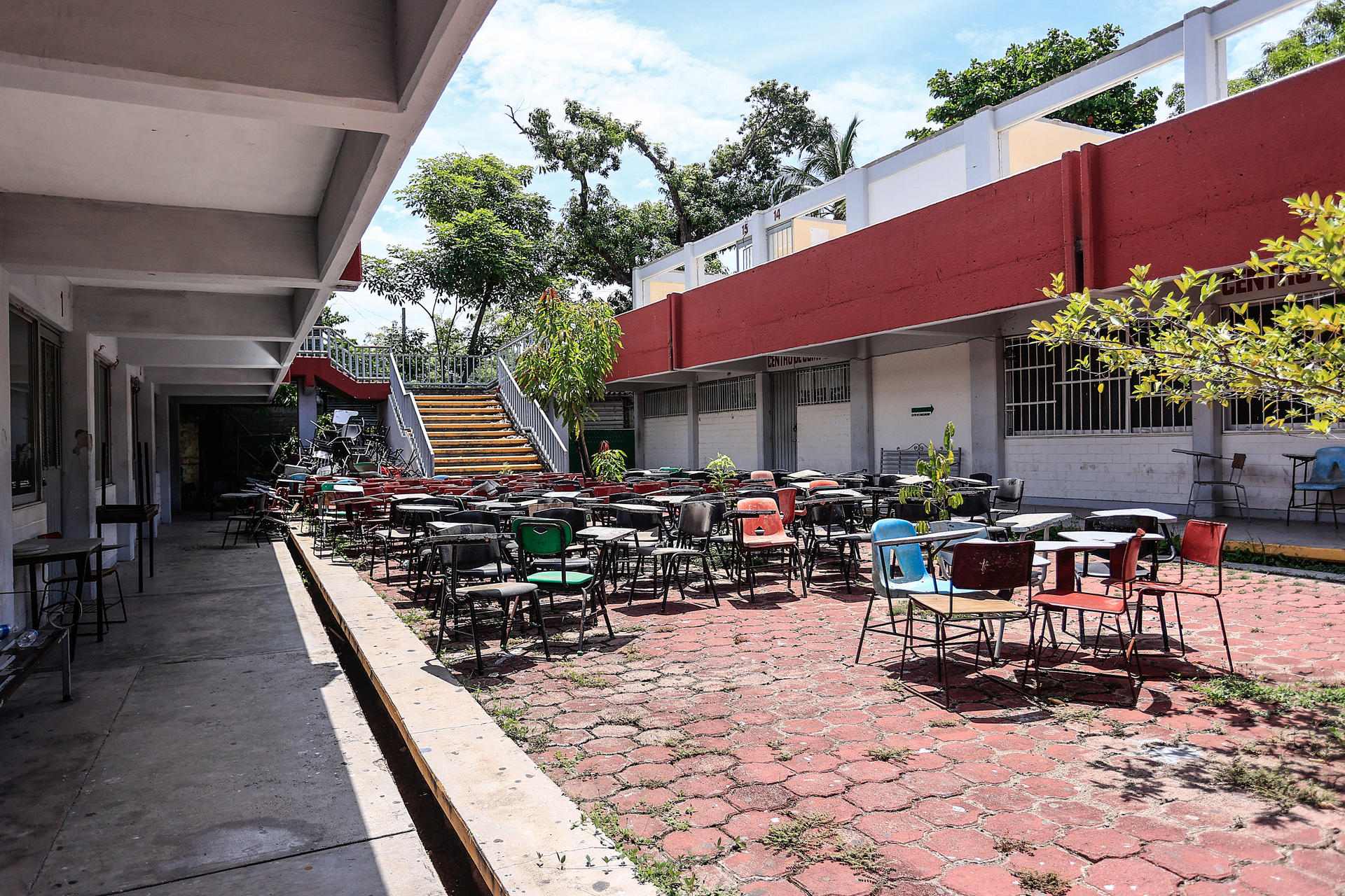 Fotografía que muestra butacas en el patio de una escuela de bachillerato, este jueves en la ciudad de Acapulco (México). EFE/David Guzmán
