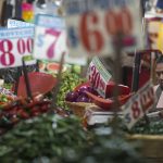 Una persona ofrece sus productos en el mercado de Jamaica de la Ciudad de México (México). Imagen de archivo. EFE/Isaac Esquivel