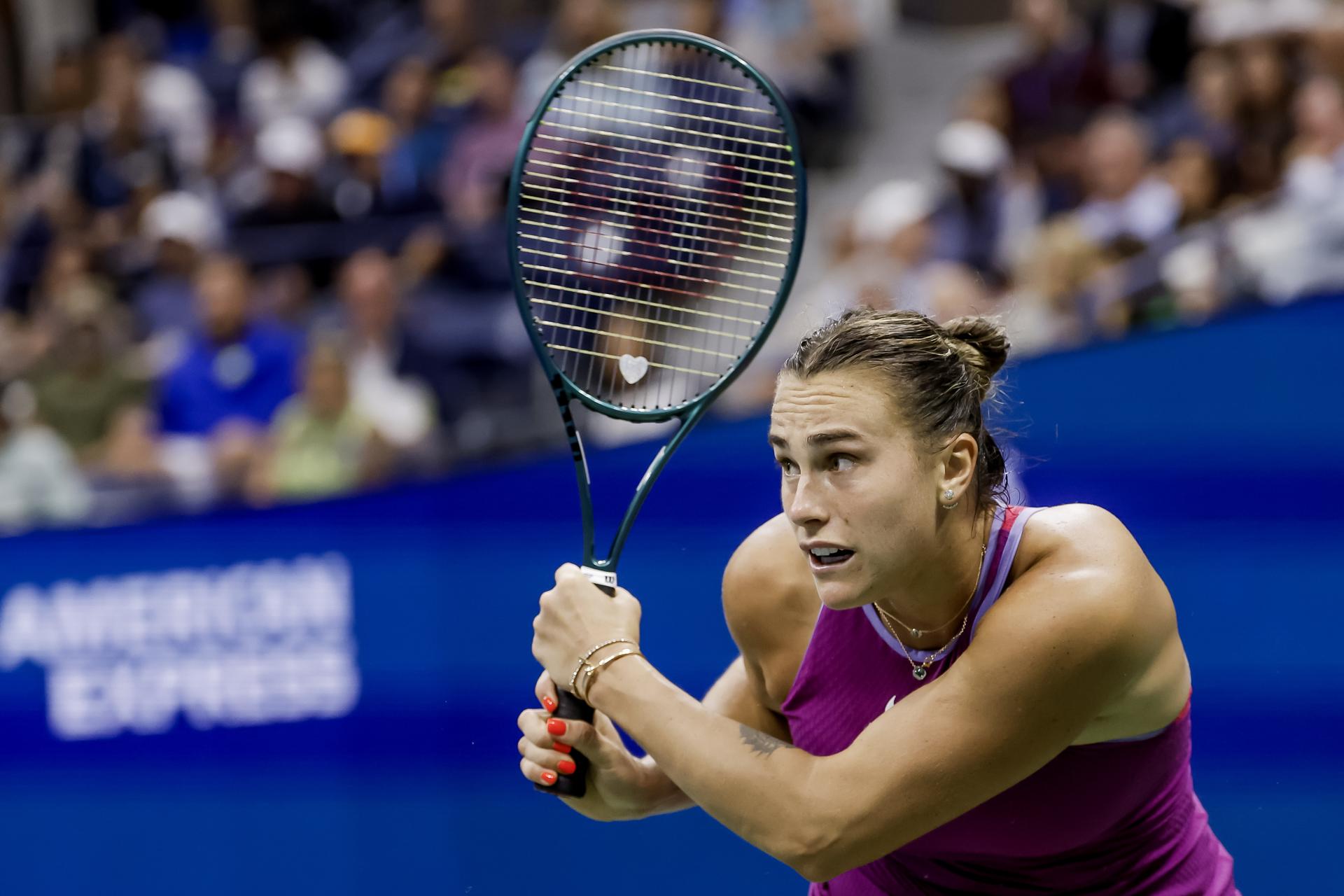 Aryna Sabalenka de Bielorrusia en acción contra Jessica Pegula de los EE. UU. durante la final individual femenino del Campeonato Abierto de Tenis de los EE. UU. EFE/EPA/JOHN G. MABANGLO
