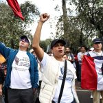 Trabajadores del poder judicial protestan a las afueras del Instituto Nacional Electoral (INE), durante el inicio de sesión del proceso electoral para elegir ministros, magistrados y jueces, este lunes, en Ciudad de México (México). EFE/ Sáshenka Gutiérrez