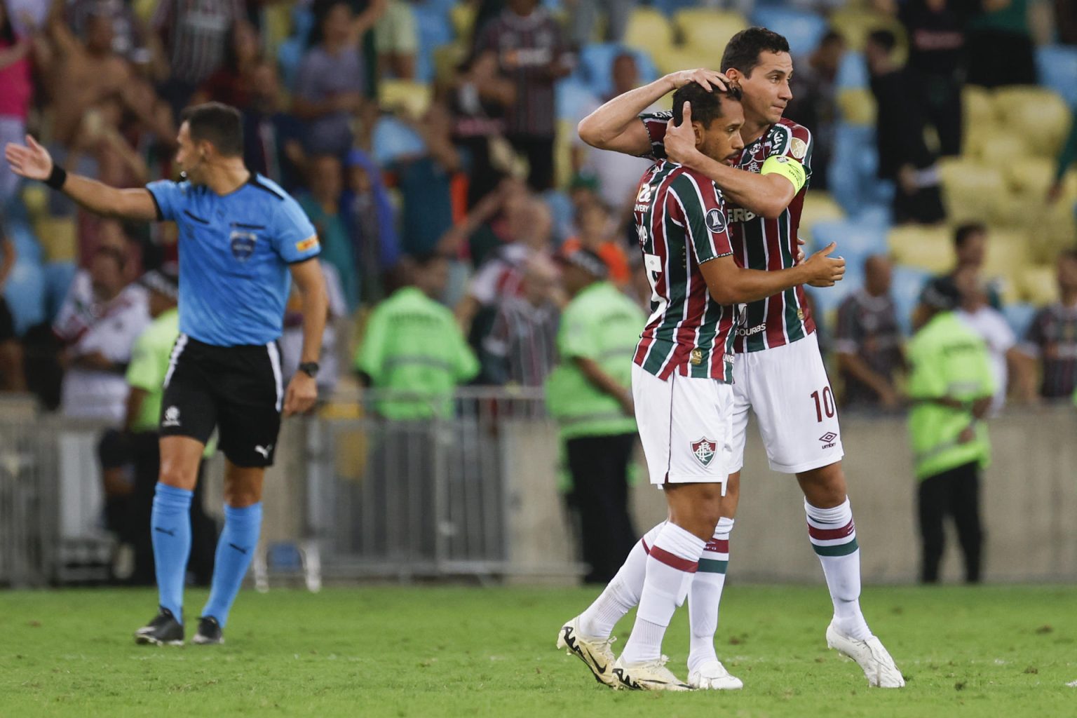 Vinícius Moreira de Lima (i) de Fluminense celebra su gol con Ganso en el partido de ida de cuartos de final de la Copa Libertadores. EFE/ Antonio Lacerda