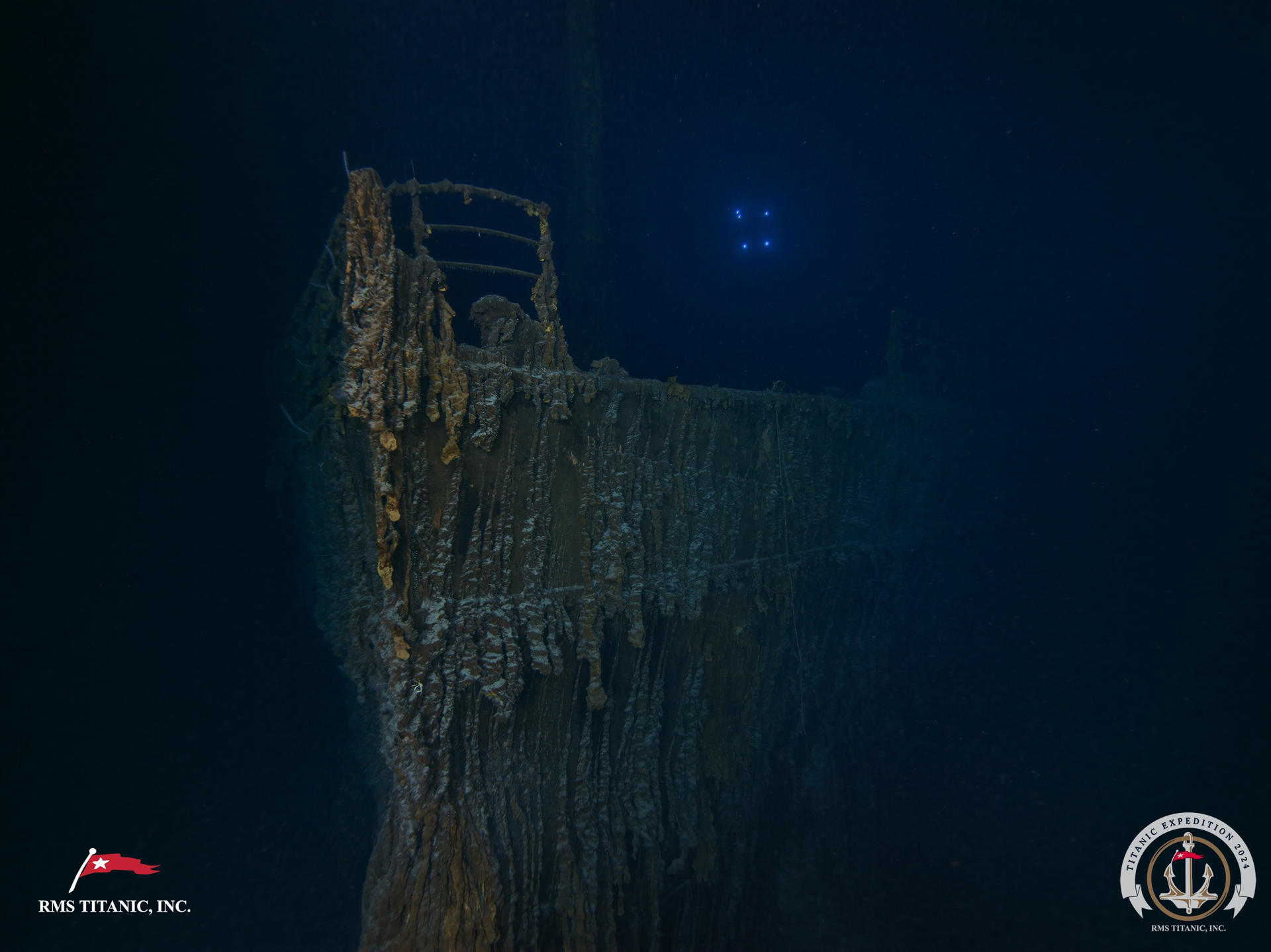 Vista de la emblemática proa del Titanic. Una nueva expedición al pecio del Titanic no solo ha permitido recuperar varios objetos del famoso transtlántico naufragado sino constatar el lento deterioro de la nave, que ha perdido una parte de la barandilla de la cubierta del castillo de proa recreada en la escena mas recordada del filme de1997 dirigido por James Cameron. EFE/RMS Titanic, INc. -SOLO USO EDITORIAL/SOLO DISPONIBLE PARA ILUSTRAR LA NOTICIA QUE ACOMPAÑA (CRÉDITO OBLIGATORIO)-
