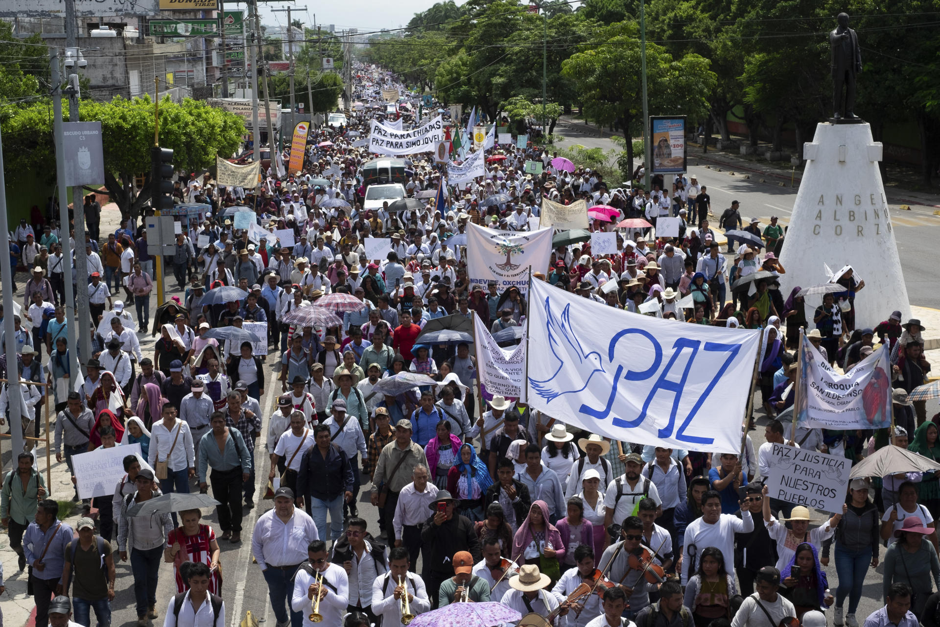 Personas participan en una manifestación por la paz y contra el aumento de la violencia del narcotráfico en el estado de Chiapas, este viernes en Tuxtla Gutiérrez (México). EFE/Carlos López
