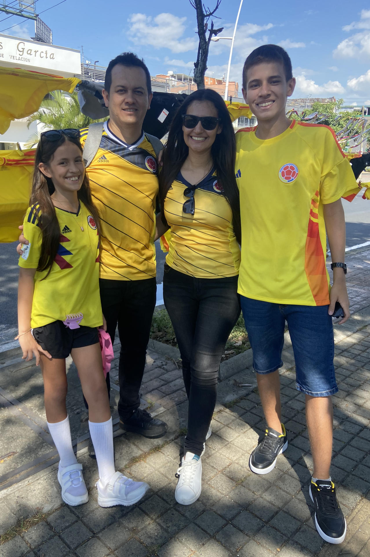 Aficionados posan con las camisetas de Colombia este miércoles, afuera del estadio Pascual Guerrero en Cali (Colombia). EFE/ Carlos Andrés Valverde
