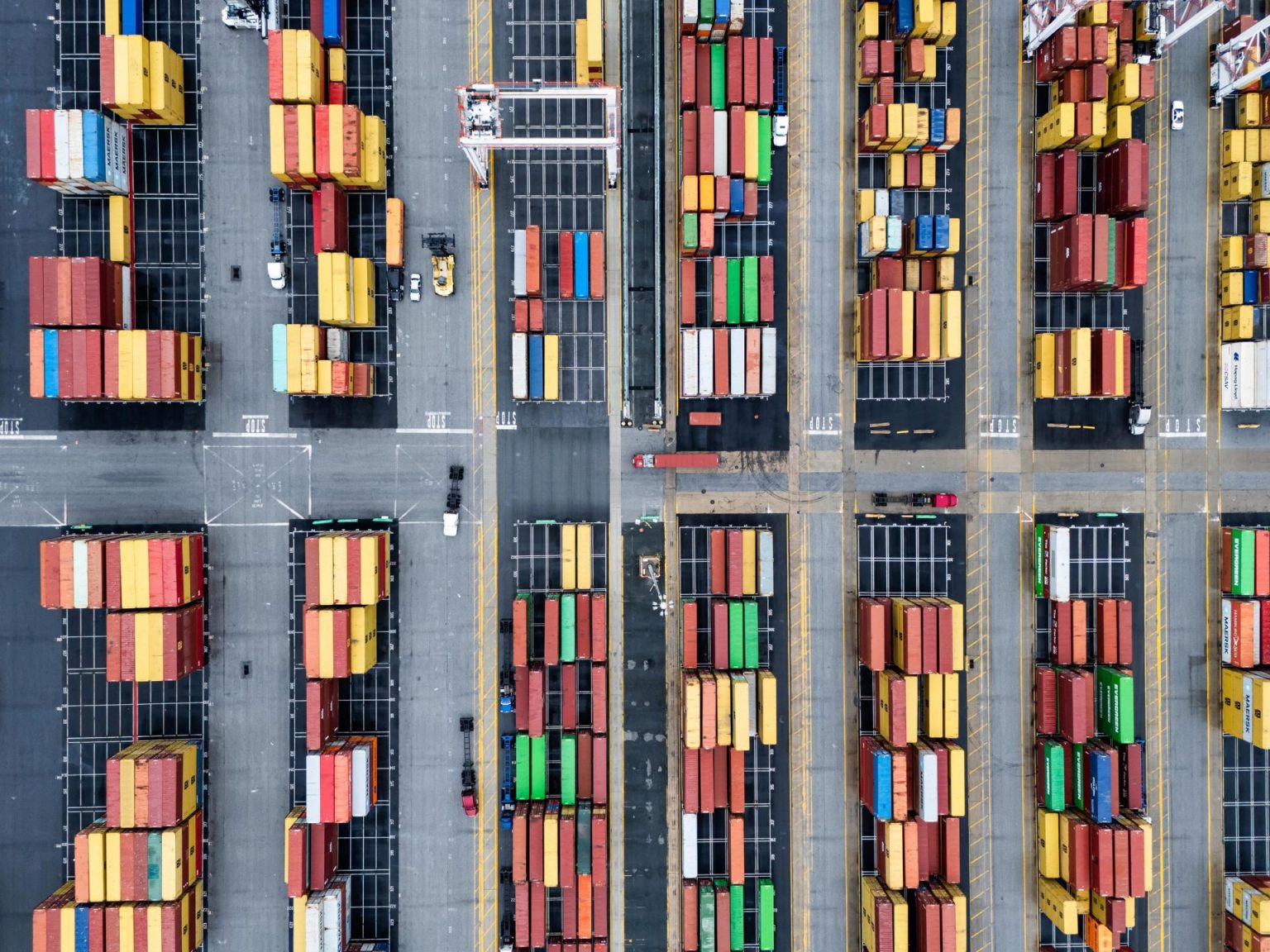 Una imagen tomada con un dron muestra contenedores en la terminal marítima de Seagirt antes de una probable huelga de la Asociación Internacional de Estibadores (ILA) por un nuevo contrato laboral en Baltimore, Maryland, EE.UU., el 30 de septiembre de 2024. EFE/JIM LO SCALZO