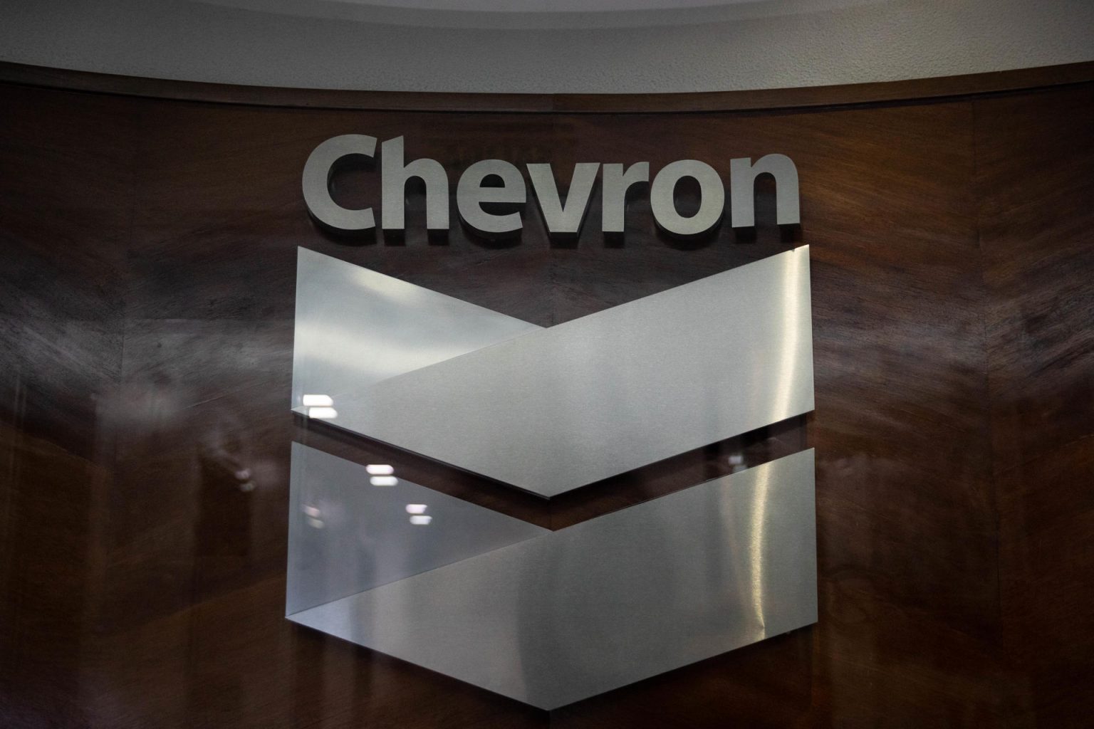 Fotografía de archivo del logo de la petrolera estadounidense Chevron Corporation, en sus oficinas en Caracas (Venezuela). EFE/ Rayner Peña R