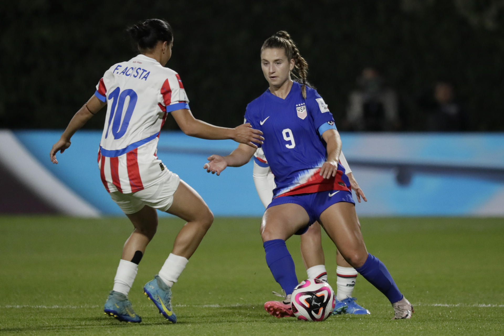 Ally Sentnor (d) de Estados Unidos disputa un balón con Maria Fátima Acosta de Paraguay en un partido del grupo C de la Copa Mundial Femenina sub-20. EFE/ Carlos Ortega
