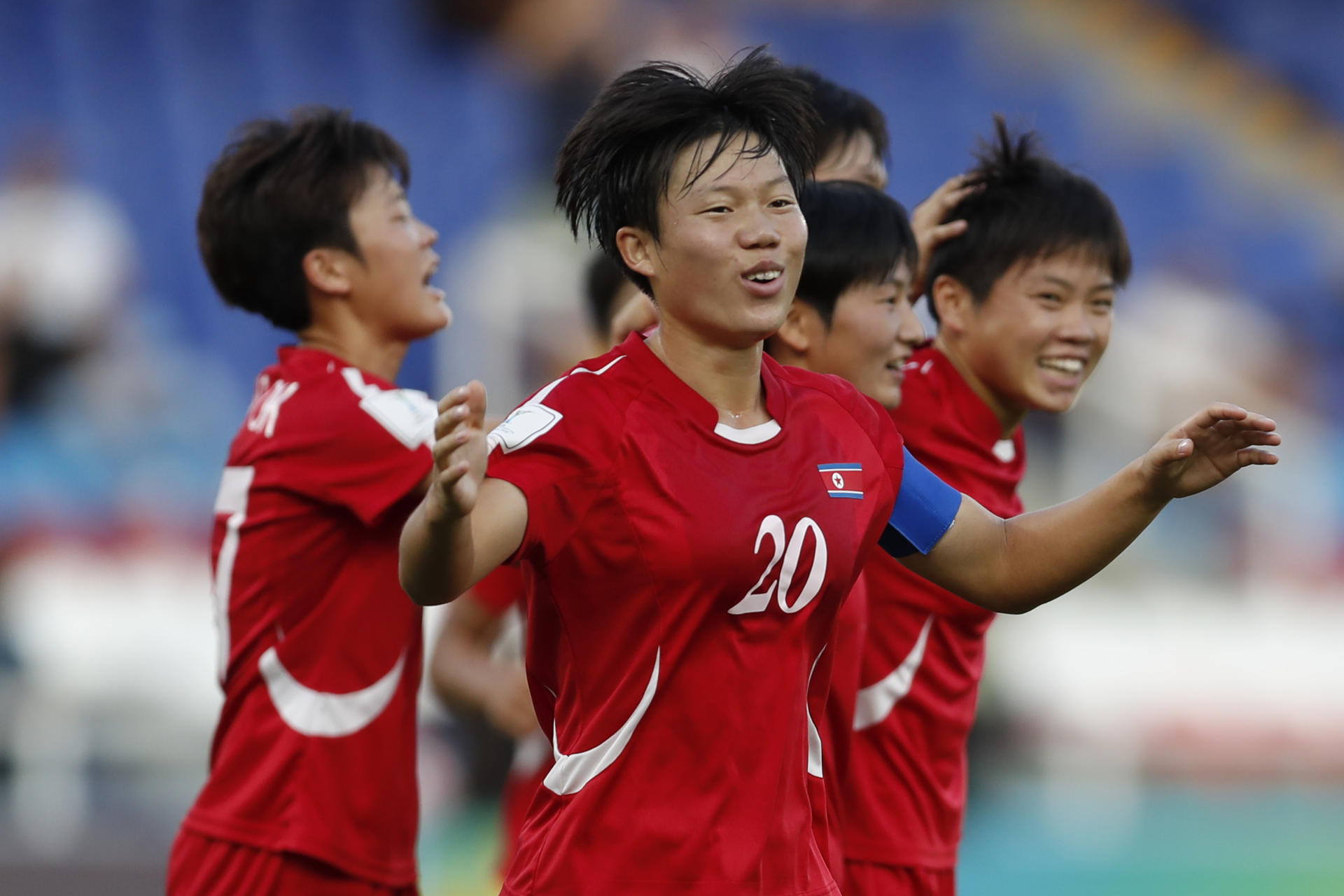 Un Yong Chae (c), de Corea del Norte, fue registrada este jueves, 5 de septiembre, al celebrar con varias compañeras de selección, un gol que le anotó a Costa Rica, durante un partido del grupo F del Mundial FIFA femenino sub-20, en el estadio Pascual Guerrero de Cali (Colombia). EFE/Ernesto Guzmán Jr.
