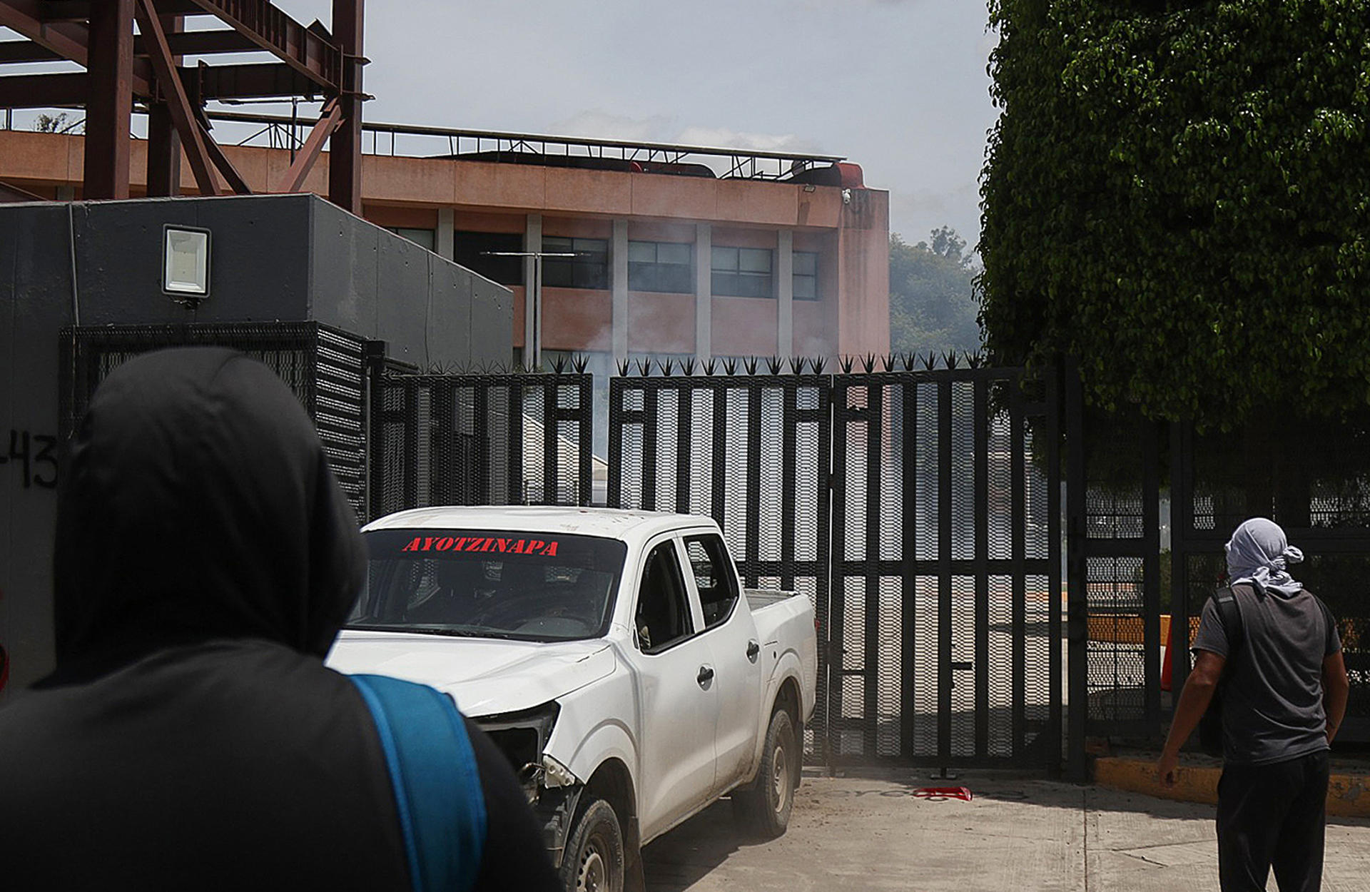 Jóvenes se manifiestan durante una protesta este viernes, en Ayotzinapa (México). EFE/José Luis de la Cruz
