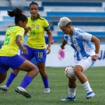 La estrella de Argentina Kishi Núñez (d), en un partido del 23 de abril de 2024 ante Brasil en el Sudamericano Femenino Sub-20, en Guayaquil (Ecuador). EFE/ Jonathan Miranda