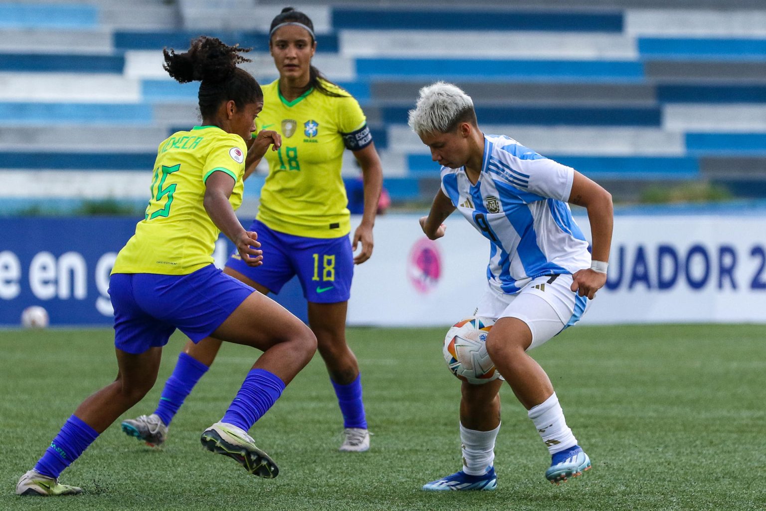 La estrella de Argentina Kishi Núñez (d), en un partido del 23 de abril de 2024 ante Brasil en el Sudamericano Femenino Sub-20, en Guayaquil (Ecuador). EFE/ Jonathan Miranda