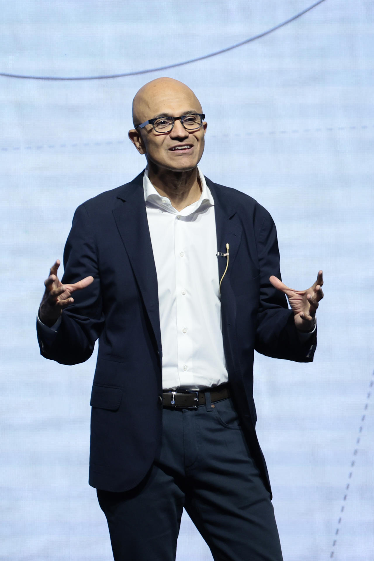 El presidente y director general de Microsoft, Satya Nadella, habla durante el foro 'Iniciativa Nacional de Habilidades en Inteligencia Artificial' este martes, celebrado en la Ciudad de México (México). EFE/ José Méndez
