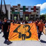 Familiares y amigos de los 43 estudiantes de Ayotzinapa, participan durante una manifestación este sábado en la ciudad de Chilpancingo en el estado de Guerrero (México). EFE/ David Guzmán.