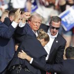 Fotografía de archivo del 13 de julio de 2024 del expresidente estadounidense Donald Trump siendo retirado del escenario por el servicio secreto tras un incidente durante un mitin de campaña en el Butler Farm Show Inc. en Butler, Pensilvania (Estados Unidos). EFE/ David Maxwell