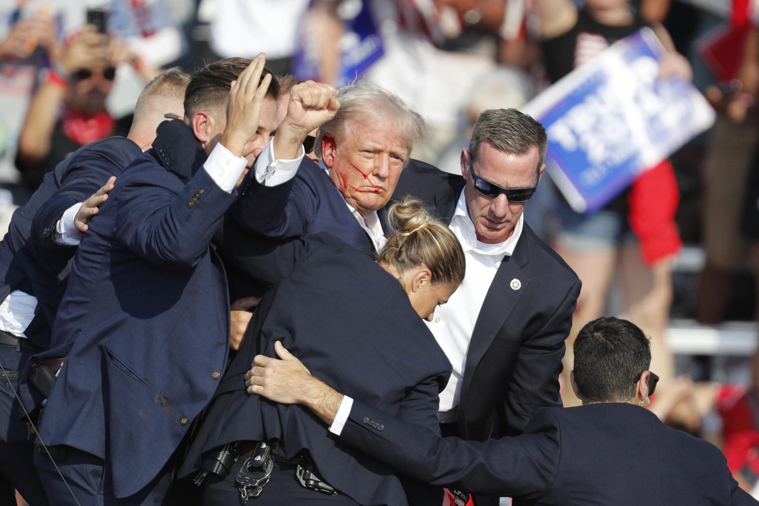 Fotografía de archivo del 13 de julio de 2024 del expresidente estadounidense Donald Trump siendo retirado del escenario por el servicio secreto tras un incidente durante un mitin de campaña en el Butler Farm Show Inc. en Butler, Pensilvania (Estados Unidos). EFE/ David Maxwell