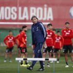 Fotografía de archivo del seleccionador de Chile, Ricardo Gareca, y de algunos jugadores de la plantilla que este martes llegan con presiones para enfrentar a Bolivia en Santiago. EFE/ Federación de Fútbol de Chile /SOLO USO EDITORIAL/SOLO DISPONIBLE PARA ILUSTRAR LA NOTICIA QUE ACOMPAÑA (CRÉDITO OBLIGATORIO)