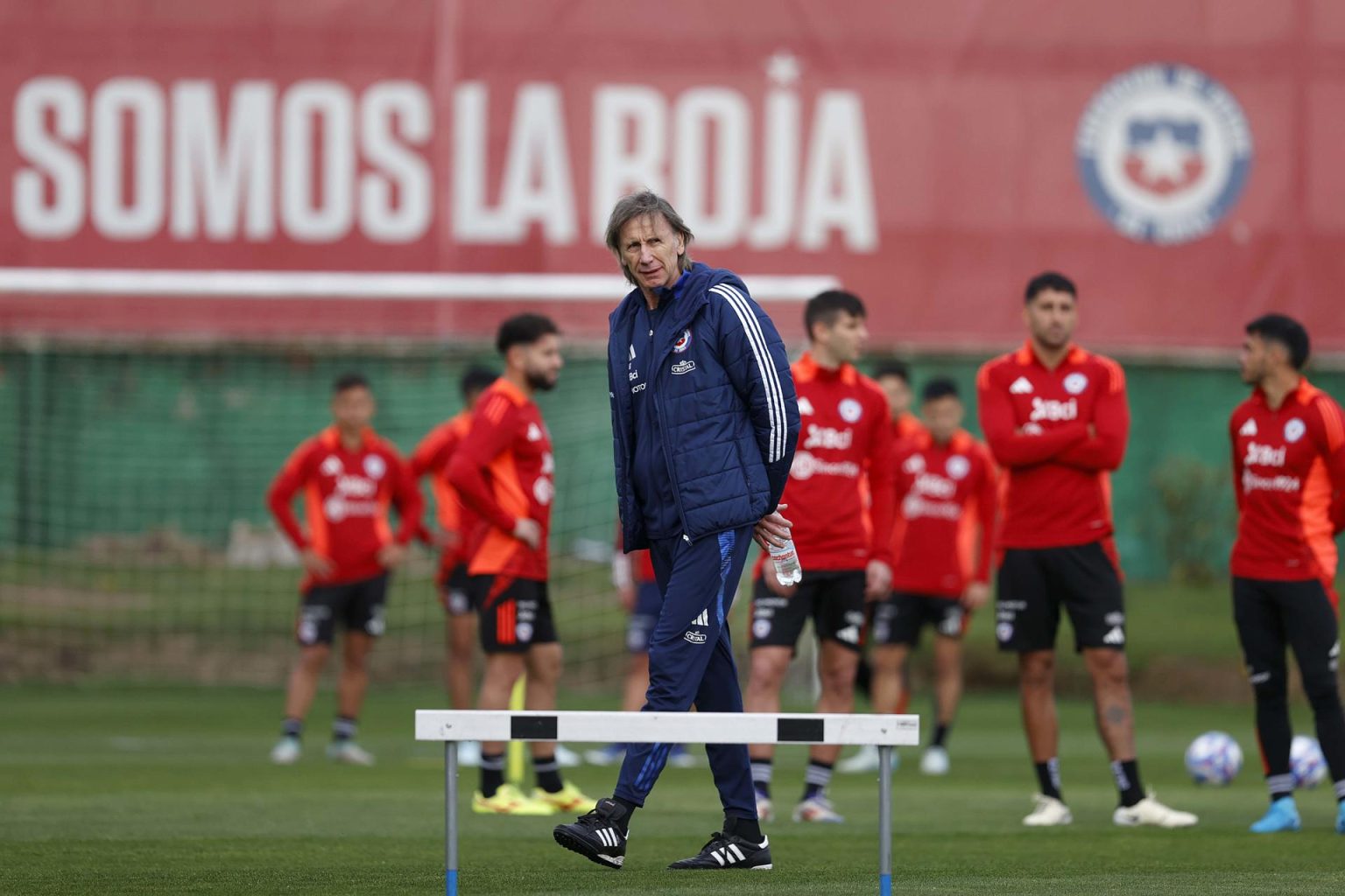 Fotografía de archivo del seleccionador de Chile, Ricardo Gareca, y de algunos jugadores de la plantilla que este martes llegan con presiones para enfrentar a Bolivia en Santiago. EFE/ Federación de Fútbol de Chile /SOLO USO EDITORIAL/SOLO DISPONIBLE PARA ILUSTRAR LA NOTICIA QUE ACOMPAÑA (CRÉDITO OBLIGATORIO)