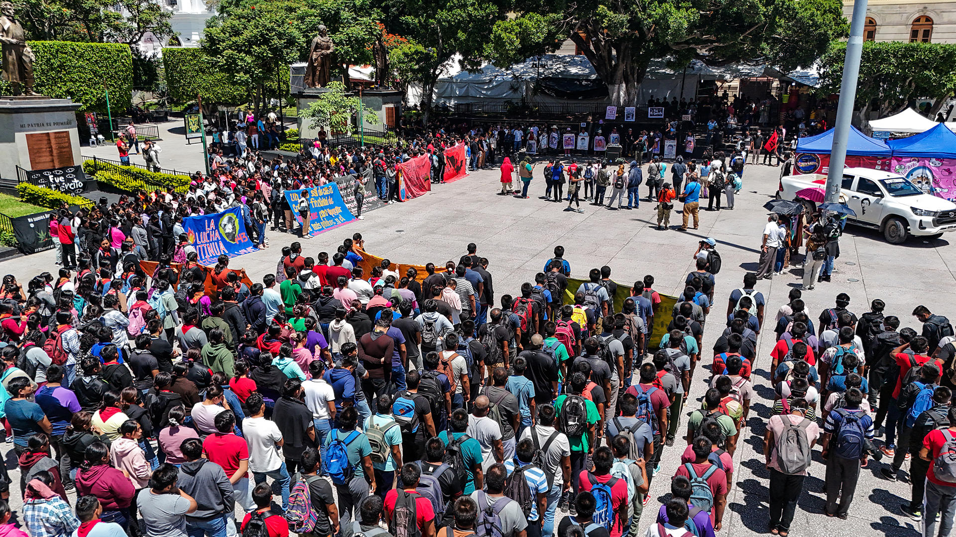 Fotografía aérea de familiares y amigos de los 43 estudiantes de Ayotzinapa, durante una manifestación este sábado en la ciudad de Chilpancingo en el estado de Guerrero (México). EFE/ David Guzmán.
