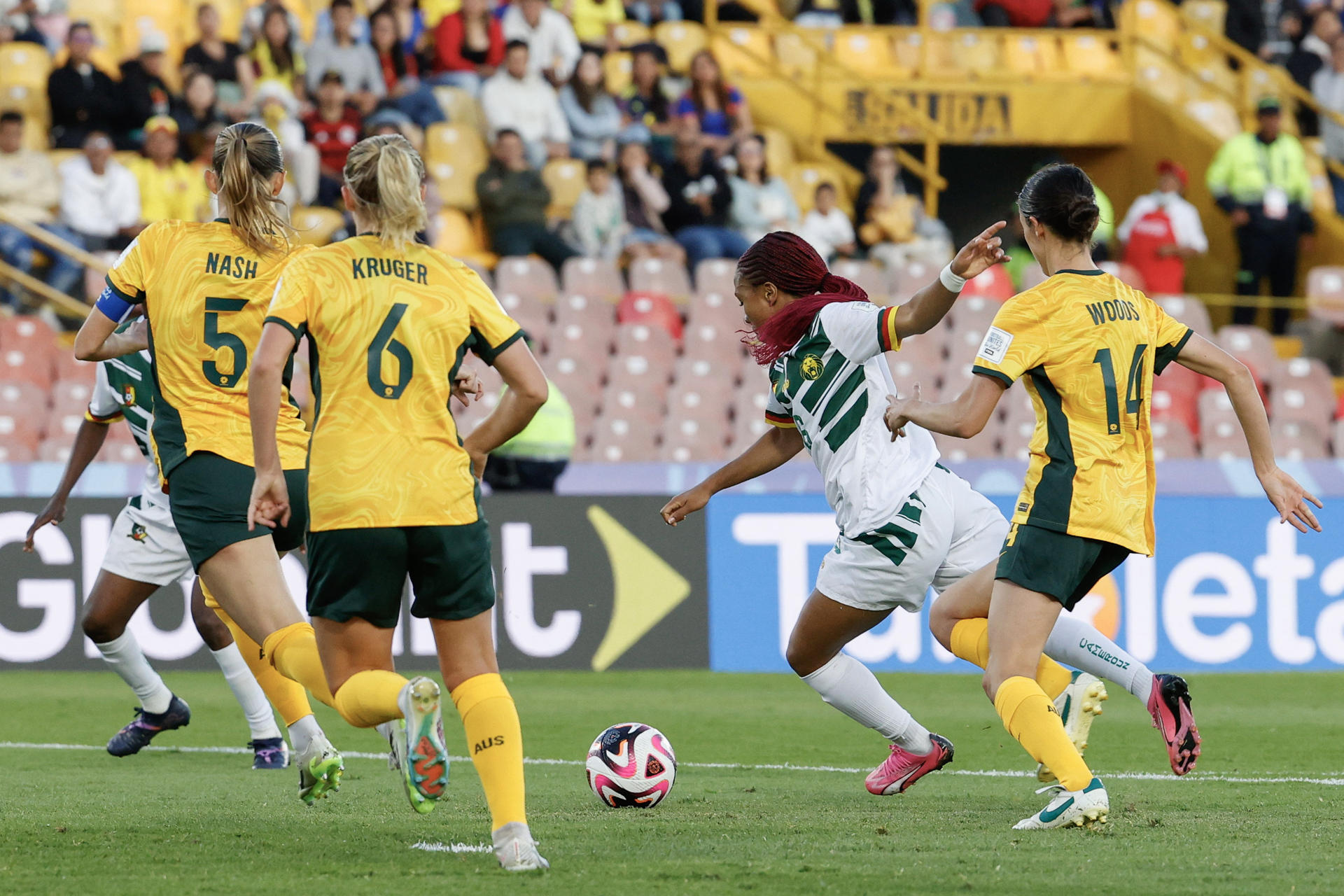 Achta Toko Njoya (2-d) de Camerún patea para anotar en un partido del grupo A de la Copa Mundial Femenina sub-20. EFE/ Mauricio Dueñas Castañeda
