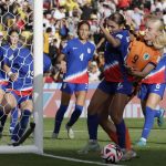 Gisele Thompson (2-d) de los Estados Unidos disputa un balón con Bo van Egmond (d) de Países Bajos en un partido por el tercer lugar de la Copa Mundial Femenina sub-20.  EFE/ Carlos Ortega