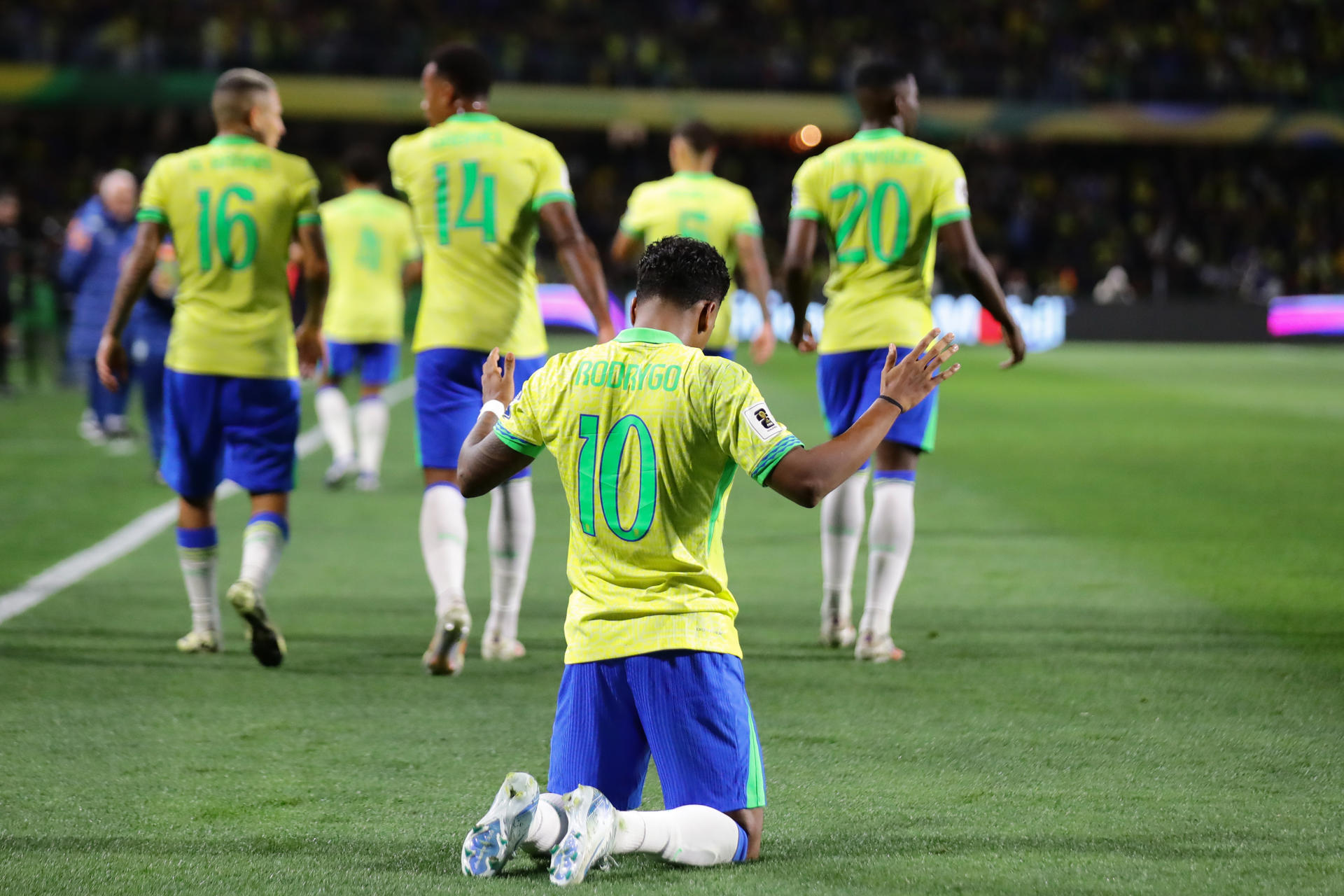 Rodrygo (c), delantero de Brasil, fue registrado este viernes, 6 de septiembre, al celebrar de rodillas un gol que le anotó a Ecuador, durante un partido de la fecha 7 de las eliminatorias suramericanas al Mundial FIFA de 2026, en el estadio Couto Pereira de Curitiba (Brasil). EFE/Andre Coelho
