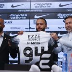 El delantero neerlandés Memphis Depay (c), sostiene la camisa del Corinthians durante su presentación, este jueves, como nuevo jugador del club brasileño con sede en Sao Paulo. EFE/ Sebastião Moreira.