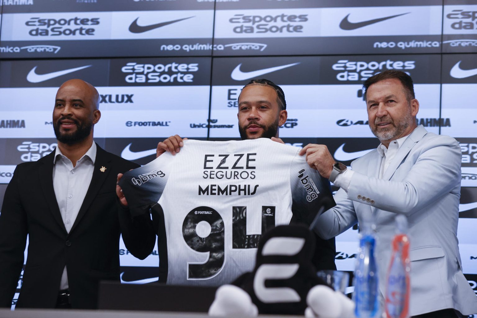 El delantero neerlandés Memphis Depay (c), sostiene la camisa del Corinthians durante su presentación, este jueves, como nuevo jugador del club brasileño con sede en Sao Paulo. EFE/ Sebastião Moreira.