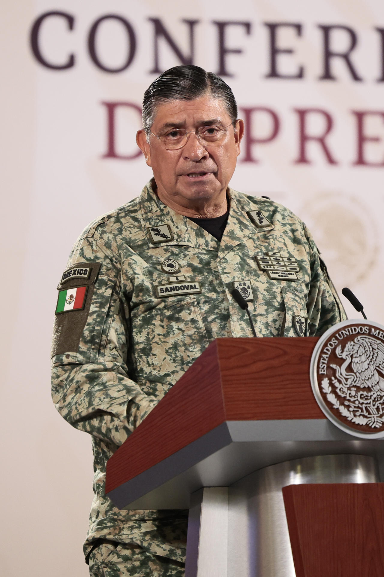 El secretario de Defensa, Luis Cresencio Sandoval, participa durante una conferencia de prensa matutina del presidente de México, Andrés Manuel López Obrador, este martes en Palacio Nacional de la Ciudad de México (México). EFE/ José Méndez
