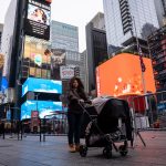 Fotografía de archivo en donde se observa a una persona caminar por las calles de Nueva York (Estados Unidos). Imagen de archivo. EFE/ Ángel Colmenares