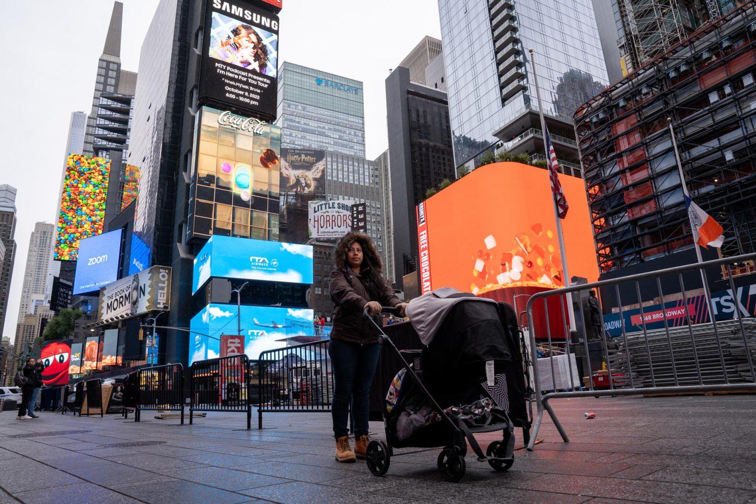 Fotografía de archivo en donde se observa a una persona caminar por las calles de Nueva York (Estados Unidos). Imagen de archivo. EFE/ Ángel Colmenares