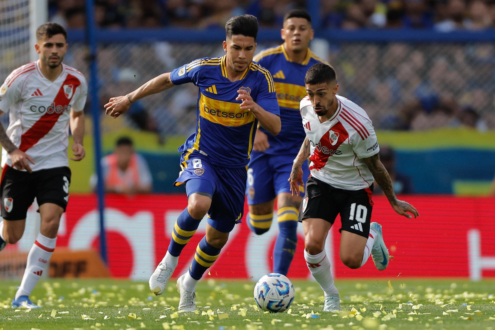 Guillermo Matías (c) de Boca disputa un balón con Manuel Lanzini de River en un partido de la fecha 15 de la Primera División entre Boca Juniors y River Plate. EFE/ Juan Ignacio Roncoroni
