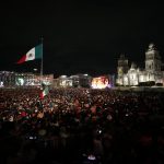 Imagen de archivo de miles de personas que asistan a la ceremonia por el 212 aniversario del Grito de independencia, en el Zócalo de Ciudad de México (México). EFE/José Méndez