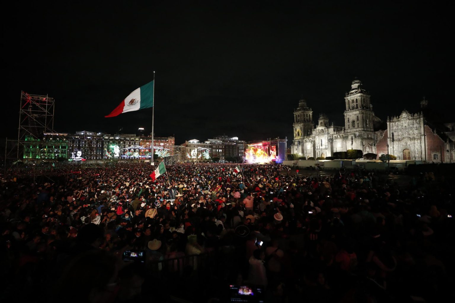 Imagen de archivo de miles de personas que asistan a la ceremonia por el 212 aniversario del Grito de independencia, en el Zócalo de Ciudad de México (México). EFE/José Méndez