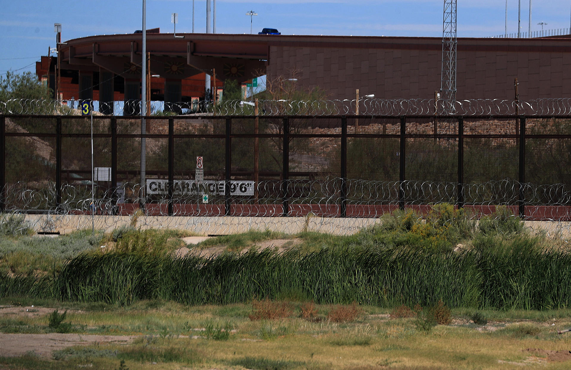 Fotografía de barricadas de alambre de púas, el 23 de septiembre de 2024 en el muro fronterizo de Ciudad Juárez en el estado de Chihuahua (México). EFE/Luis Torres
