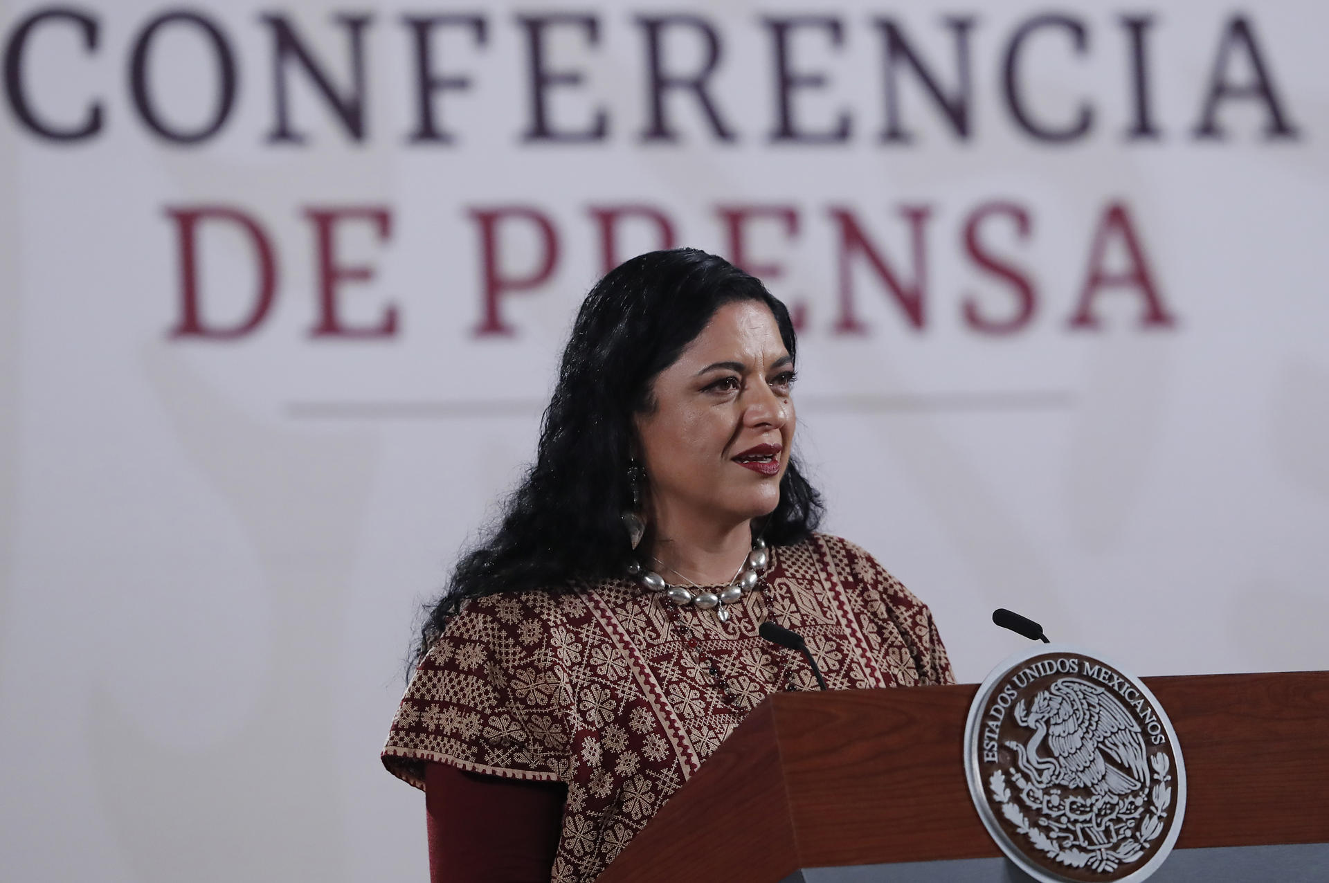 La secretaria de Cultura de México, Alejandra Frausto, participa en una conferencia de prensa este lunes, en Palacio Nacional en la Ciudad de México (México). EFE/ Mario Guzmán
