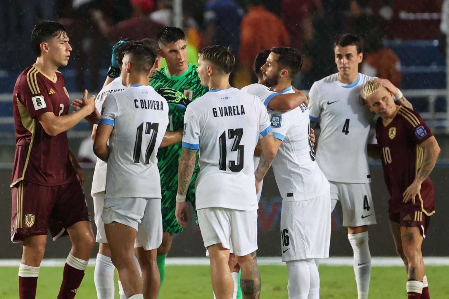 Jugadores de Venezuela y Uruguay fueron registrados este martes, 10 de septiembre, al saludarse al final de un partido de la jornada 8 de las eliminatorias suramericanas al Mundial FIFA de 2026, en el estadio Monumental de Maturín (Venezuela). EFE/Miguel Gutiérrez