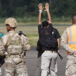 Integrantes del Servicio Nacional Aeronaval de Panamá (Senan) requisan a migrantes antes de subir a un avión parte de un plan de deportación de extranjeros ilegales. EFE/ Bienvenido Velasco