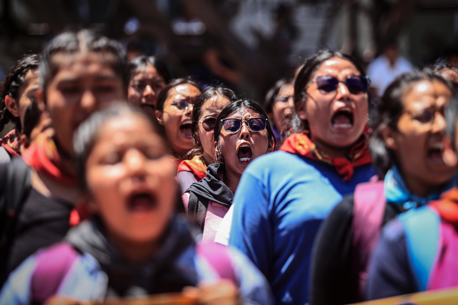 Familiares y amigos de los 43 estudiantes de Ayotzinapa, participan durante una manifestación este sábado en la ciudad de Chilpancingo en el estado de Guerrero (México). EFE/ David Guzmán.
