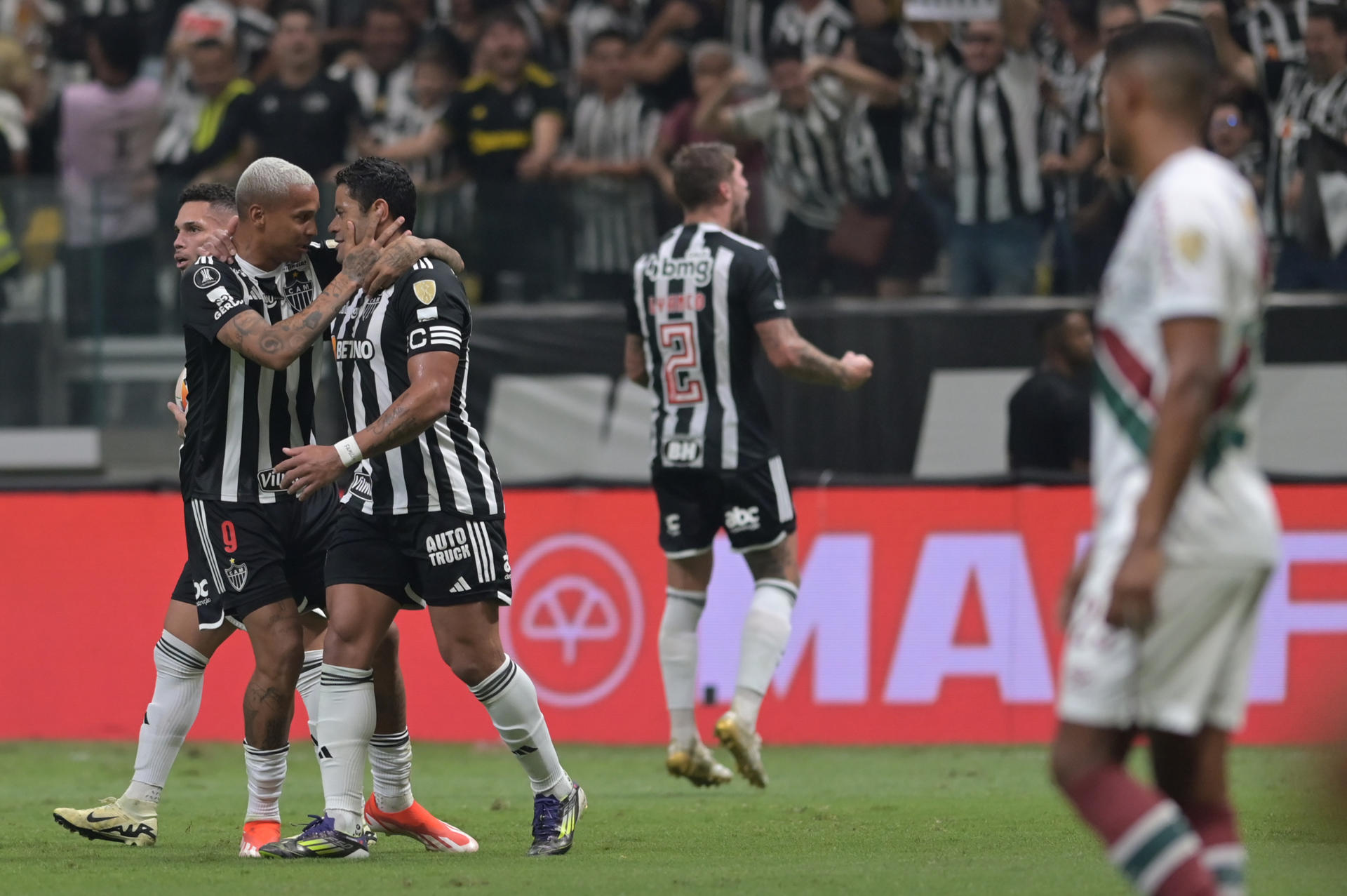 Deyverson (i) y Hulk (2-i) de Mineiro celebran en el partido de vuelta de cuartos de final de la Copa Libertadores. EFE/ Joao Guilherme
