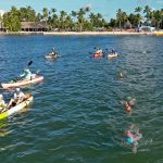 Fotografía cedida por la Oficina de Noticias de los Cayos de Florida de unos kayakistas mientras acompañan a nadadores durante el inicio de la travesía a nado hacia el faro Alligator, este sábado en Islamorada, Florida (EE. UU). EFE/Andy Newman/Oficina de Noticias de los Cayos de Florida /SOLO USO EDITORIAL /NO VENTAS /SOLO DISPONIBLE PARA ILUSTRAR LA NOTICIA QUE ACOMPAÑA /CRÉDITO OBLIGATORIO